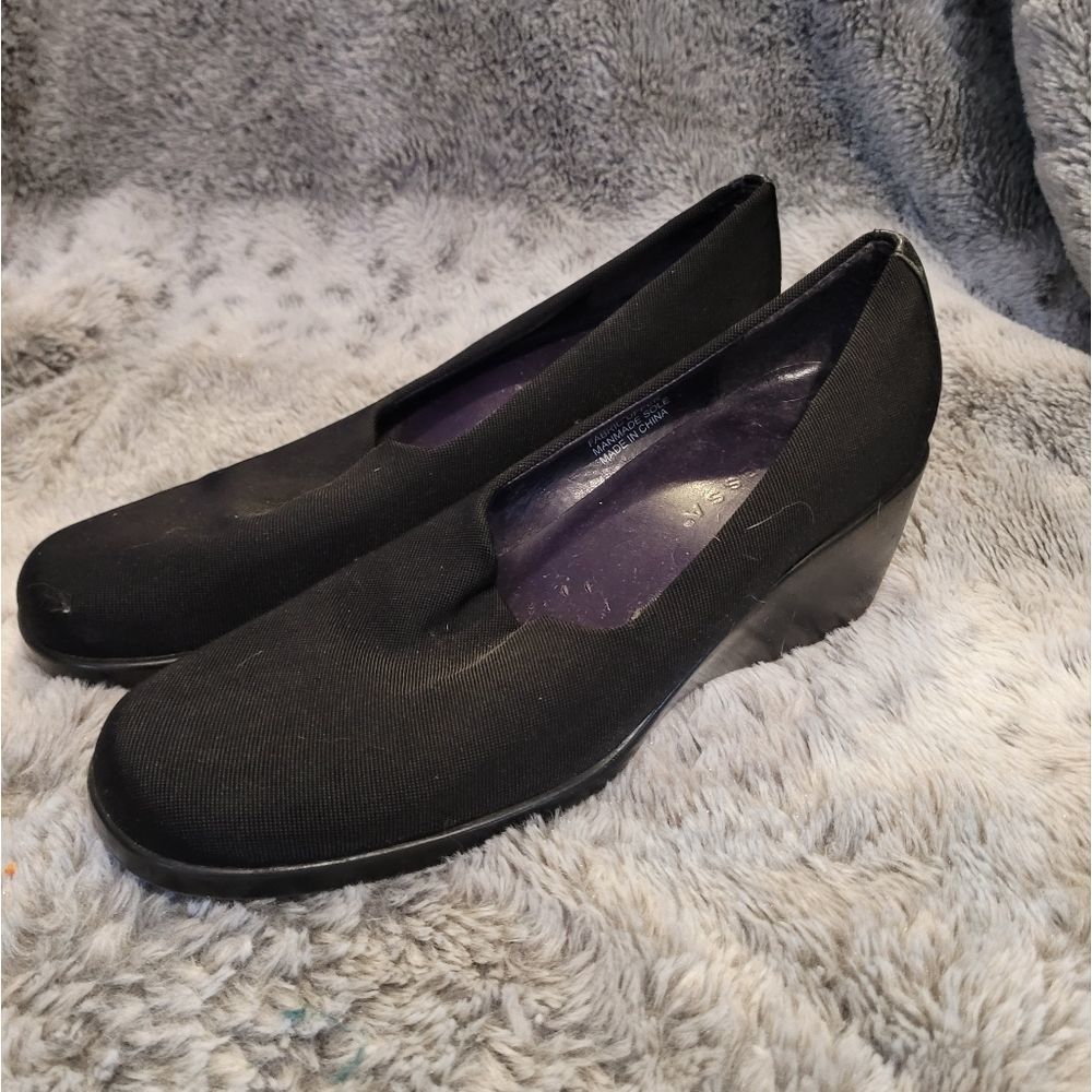 Caressa Loafers size 8 1/2. Black. Read description for more details.